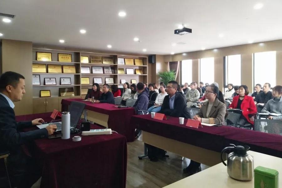 学无止境|开云网页版页面登录项目管理有限公司举办法律知识专题培训